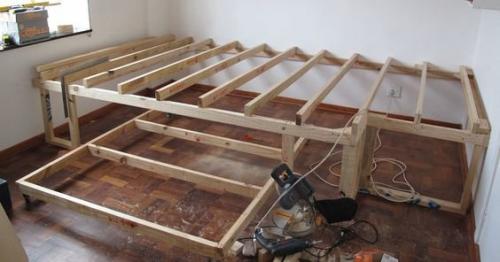 Подиум для цветов в квартире. Идеи дизайна маленькой квартиры: кровать-подиум