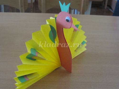 Как сделать павлина из бутылок пластиковых. Видео-уроки 21