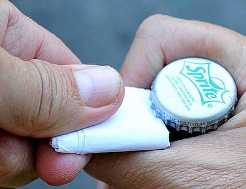 Как открыть бутылку пива. 4 способа открыть бутылку пива без открывалки 04