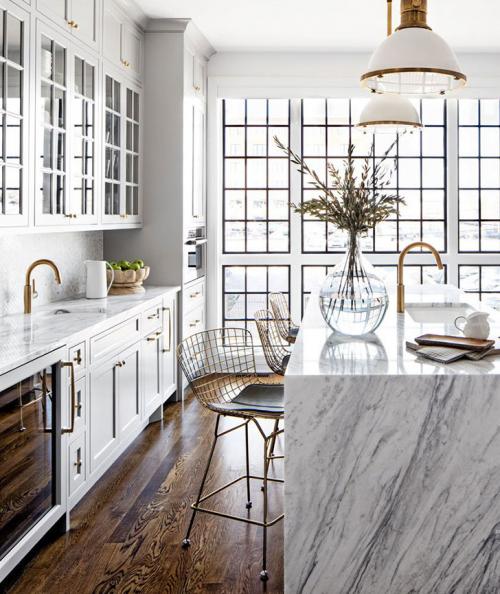 Кухня мечты: пастельный серый, золотые акценты и огромные окна 04