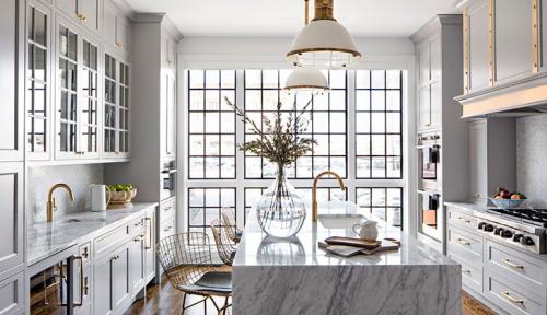 Кухня мечты: пастельный серый, золотые акценты и огромные окна 07