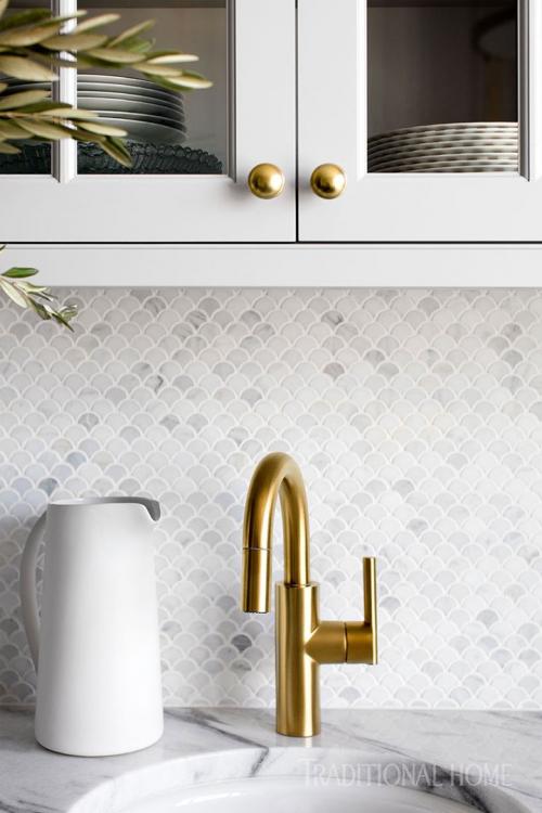 Кухня мечты: пастельный серый, золотые акценты и огромные окна 03