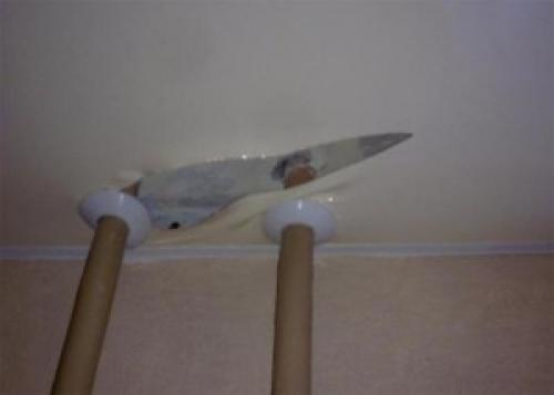 Порвал натяжной потолок, что делать. Что делать, если порвался натяжной потолок