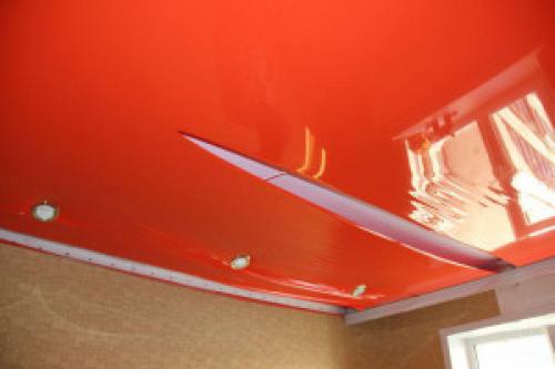 Порвал натяжной потолок, что делать. Что делать, если порвался натяжной потолок