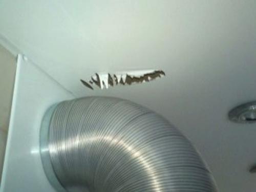 Натяжной потолок порвался, что делать. Чем заклеить дырку в натяжном потолке? 06