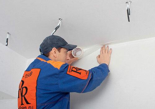 Как починить порванный натяжной потолок. Если натяжной потолок проткнуть, что будет