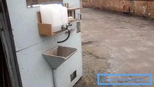 Как сделать умывальник из канистры. Организация умывальника