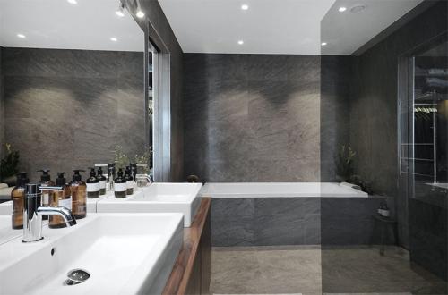 Современная вилла с высокими потолками в Швеции 08