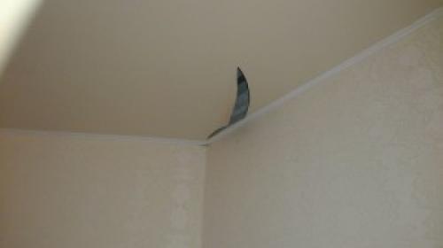 Порвал натяжной потолок, что делать. Что делать, если порвался натяжной потолок