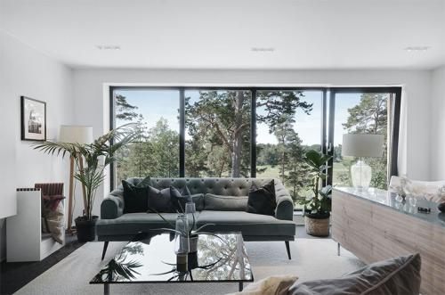 Современная вилла с высокими потолками в Швеции 07