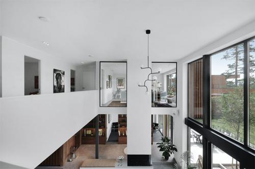 Современная вилла с высокими потолками в Швеции 09