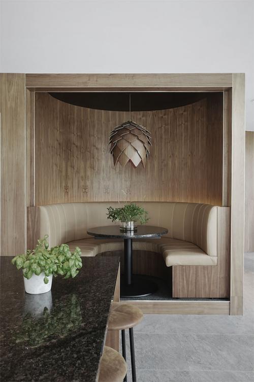 Современная вилла с высокими потолками в Швеции 05