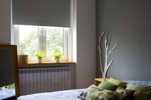 Что повесить на окно на первом этаже. Как лучше оформить окна на первом этаже?