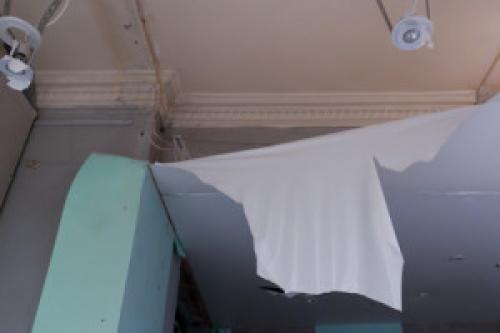 Порвал натяжной потолок, что делать. Что делать, если порвался натяжной потолок