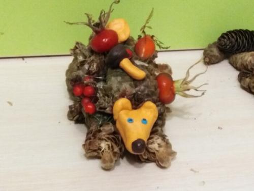 Ежик поделка в садик. Забавные животные из природных материалов. Наша поделка в детский сад Запасливый ежик