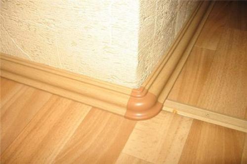 Как выбрать плинтус для ламината. Как подобрать плинтус для ламината и Как производится его установка?
