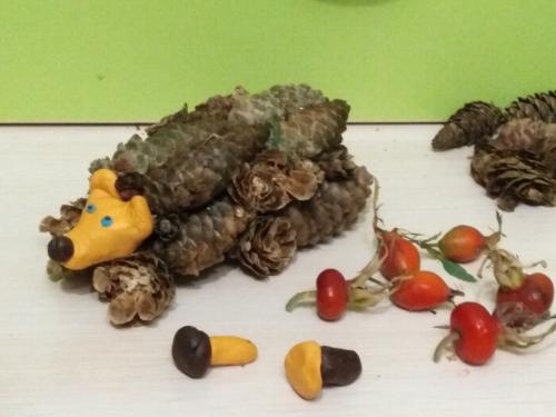 Ежик поделка в садик. Забавные животные из природных материалов. Наша поделка в детский сад Запасливый ежик