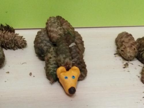 Ежик поделка в садик. Забавные животные из природных материалов. Наша поделка в детский сад Запасливый ежик