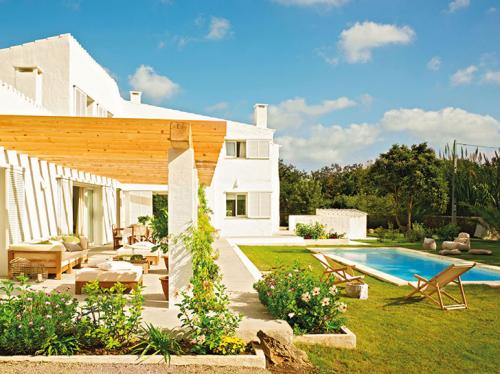 Когда бассейн становится украшением загородного жилья 06