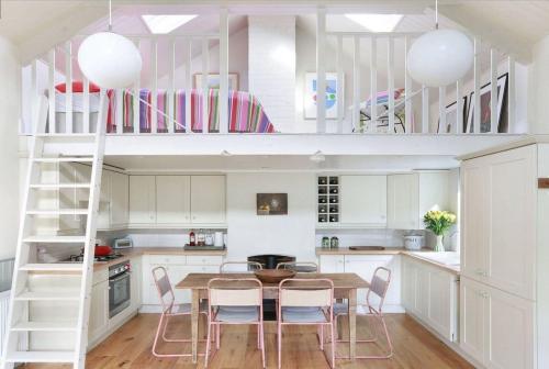 Дизайн маленьких квартир студий. Дизайн маленькой квартиры-студии с одним окном