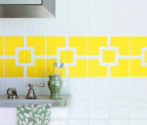 Как обновить старую кафельную плитку. Нанесение узоров на плитки краской