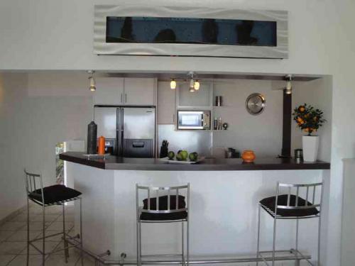 Удобна ли барная стойка на кухне. Почему на кухне должна быть барная стойка