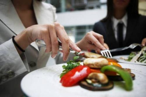Как себя надо вести за столом. 15 правил этикета за столом, которые должен знать каждый