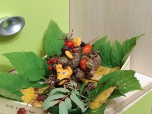 Ежик поделка в садик. Забавные животные из природных материалов. Наша поделка в детский сад Запасливый ежик