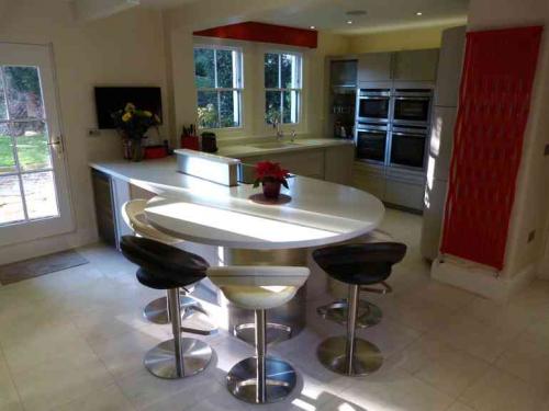 Удобна ли барная стойка на кухне. Почему на кухне должна быть барная стойка