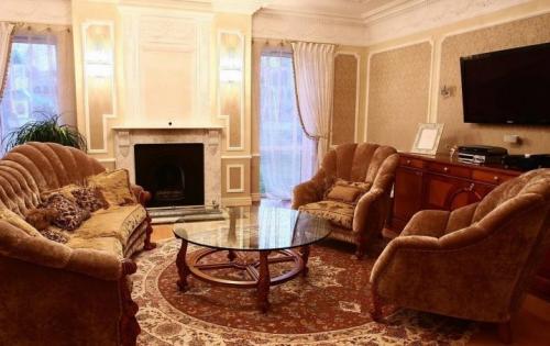 Можно ли над камином вешать телевизор. Можно ли вешать телевизор над камином 06