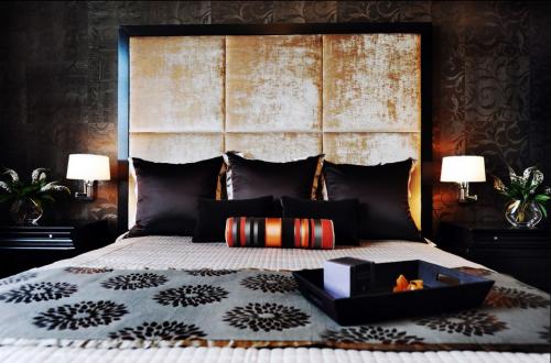 Как оформить стену в спальне напротив кровати. Всему голова, или как оформить изголовье кровати