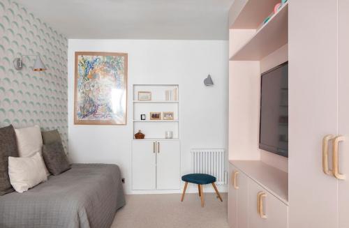 Обои для маленькой однокомнатной квартиры. Дизайн стен комнат в хрущевке