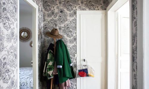 Обои для маленькой однокомнатной квартиры. Дизайн стен комнат в хрущевке