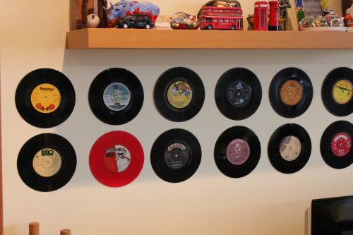 Панно из виниловых пластинок. 7 интерьерных обновок которые можно сделать из старых виниловых пластинок