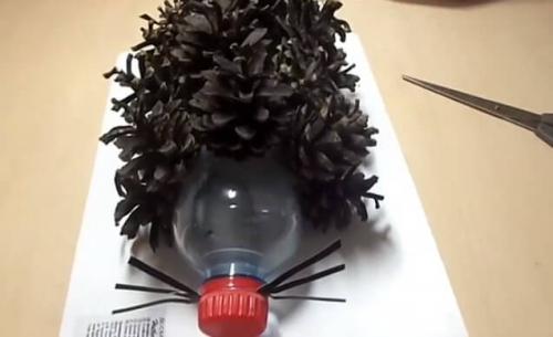 Ежик своими руками из пластиковых бутылок. Забавный ежик из пластиковой бутылки 05