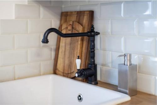 Какие раковины бывают для кухни. Ша.  Сравните: нержавейку, керамику и искусственный камень