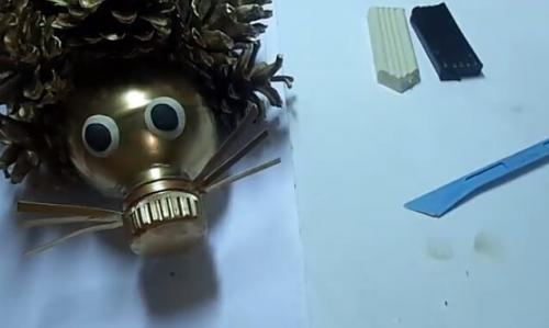 Ежик своими руками из пластиковых бутылок. Забавный ежик из пластиковой бутылки 07