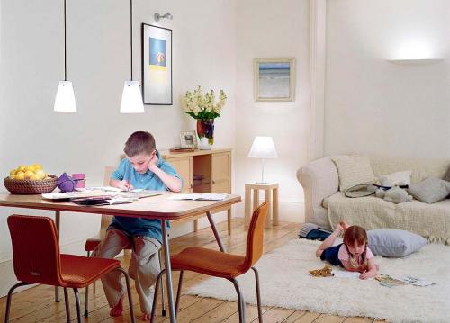 Теплый или холодный свет в детской. Какое освещение оптимально для глаз?