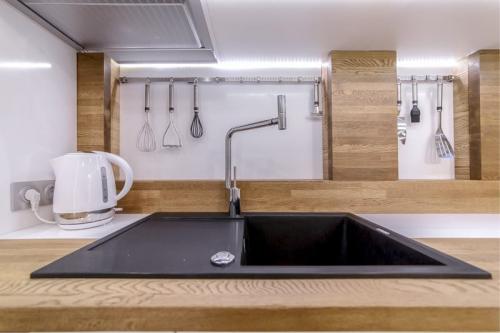 Какие раковины бывают для кухни. Ша.  Сравните: нержавейку, керамику и искусственный камень