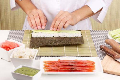 Как сделать суши в домашних условиях дешево. Хочу приготовить суши дома, но не знаю, как. Инструкция приготовления роллов