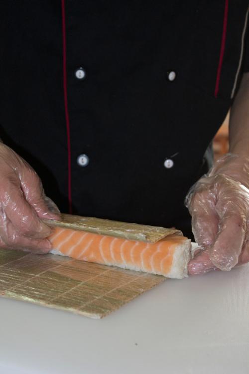Как делать суши дома. Роллы в домашних условиях 23