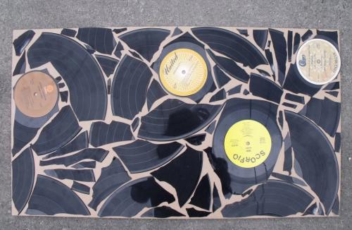 Панно из виниловых пластинок. 7 интерьерных обновок которые можно сделать из старых виниловых пластинок