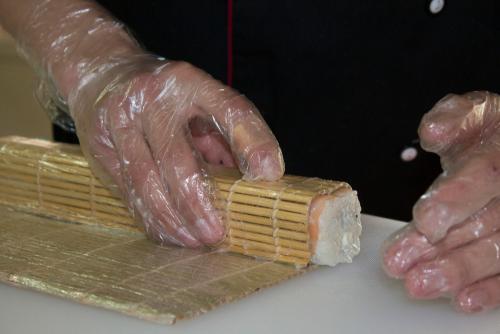 Как делать суши дома. Роллы в домашних условиях 22