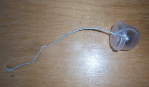 Как сделать игрушку для кота из киндера. Посмотрите 15 игрушек для котов, которые можно сделать своими руками!