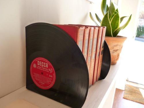 Панно из виниловых пластинок. 7 интерьерных обновок которые можно сделать из старых виниловых пластинок