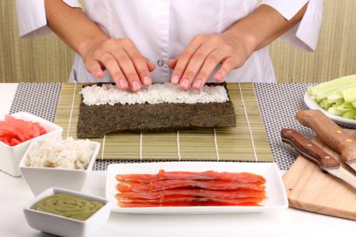 Как сделать суши в домашних условиях дешево. Хочу приготовить суши дома, но не знаю, как. Инструкция приготовления роллов