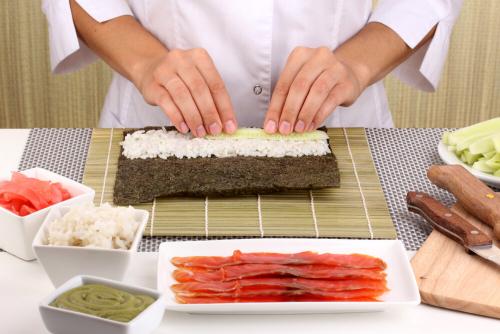 Как сделать суши в домашних условиях дешево. Хочу приготовить суши дома, но не знаю, как. Инструкция приготовления роллов