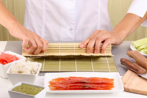 Как сделать суши в домашних условиях дешево. Хочу приготовить суши дома, но не знаю, как. Инструкция приготовления роллов