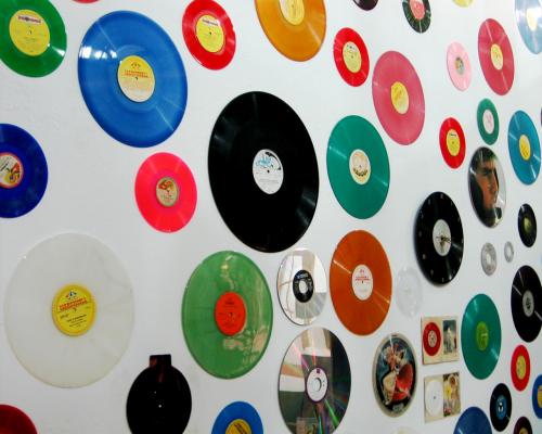 Панно из виниловых пластинок. 7 интерьерных обновок которые можно сделать из старых виниловых пластинок