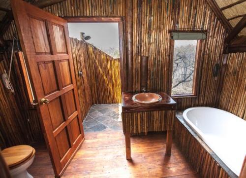 Натуральное дерево в ванной. Ванная комната под дерево, практические советы по применению различных материалов.